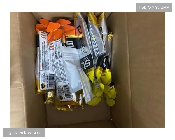 仲满家的冰箱里塞满了能量胶,连饮料都按训练表排班 仲满家的冰箱里塞满了能量胶,连饮料都按训练表排班